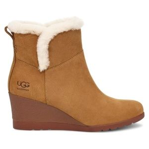 UGG women's Devorah Ankle Boot  9.5